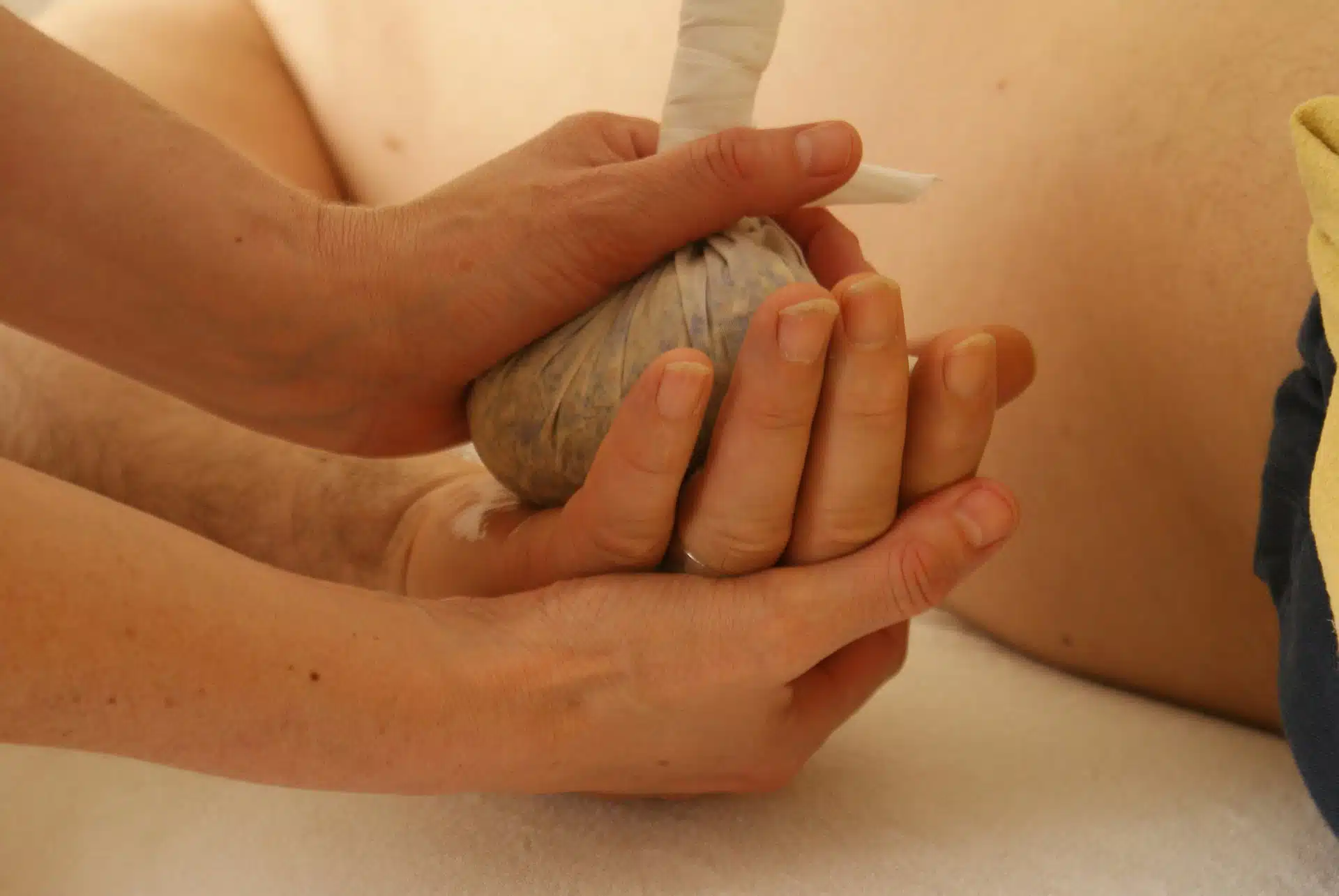 Kräuterstempelmassage - Hand