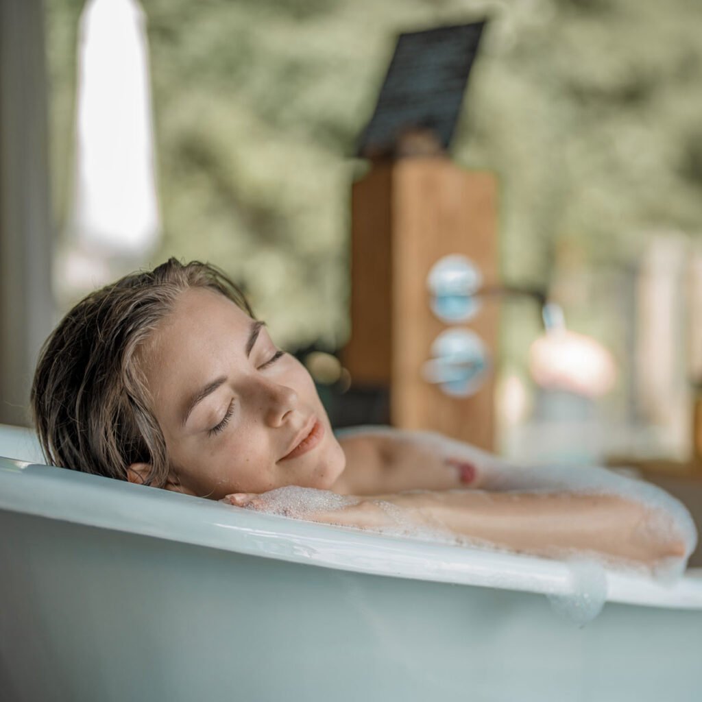 Entspannen in der freistehenden Badewanne mit Panoramablick